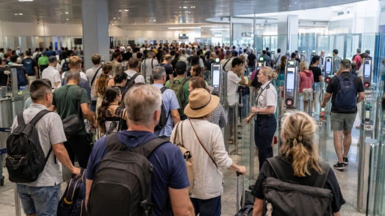 Avrupa havalimanlarında EES kuyruğu: Schengen girişlerinde 3 saat uyarısı
