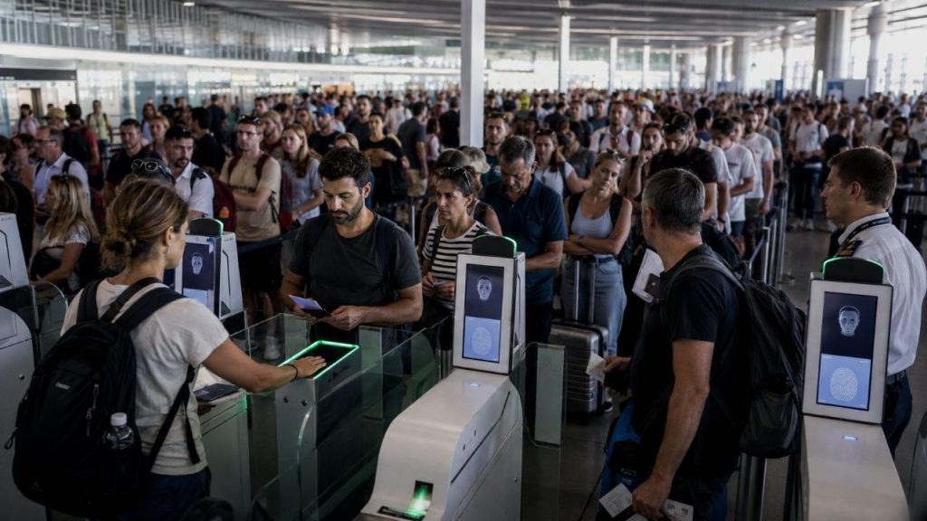Avrupa havalimanında pasaport kontrol kuyruğunda bekleyen yolcular