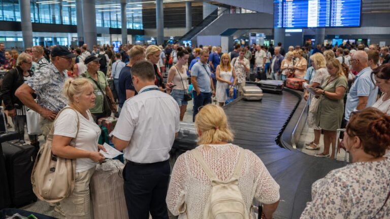 Türkiye uçuşlarında yüzlerce bagaj gecikti. Vnukovo’daki bagaj arızası nedeniyle Antalya ve Dalaman yönüne 509 parça bagaj sonradan gönderildi.