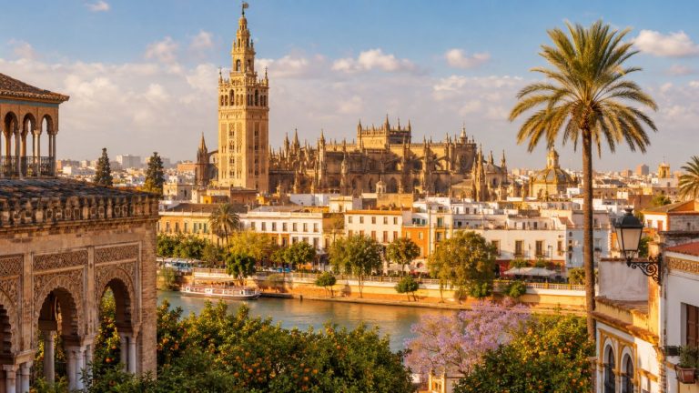 Sevilla seyahat rehberi: Alcázar ve katedral biletleri, iki günlük rota, ulaşım, konaklama, tapas ve flamenko.