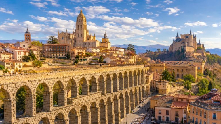 Segovia seyahat rehberi: Madrid’den ulaşım, Guiomar transferi, su kemeri, katedral, Alcázar ve yerel yemekler.
