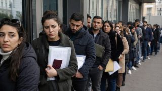 İstanbul’daki Schengen vizesi kuyruğu AFP'de: "3. sınıf vatandaş gibi hissediyoruz" 3 shengen dram3 İstanbul’daki Schengen vizesi kuyruğu AFP'de: "3. sınıf vatandaş gibi hissediyoruz"