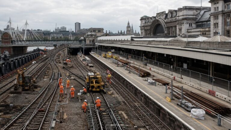 Londra’da Charing Cross ve Waterloo East tren istasyonları 22 gün kapanıyor. Southeastern trenleri dört farklı merkeze yönlendirilecek; ilk ve son tren saatleri de değişecek. Alternatif ulaşım rehberi Transit Haber’de.