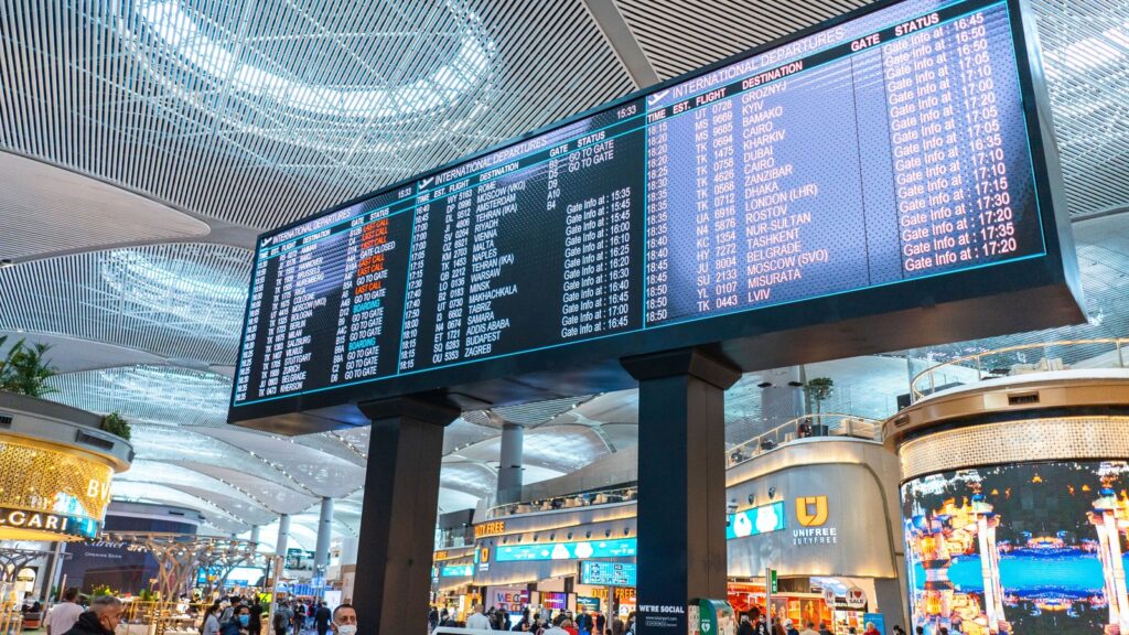 Aduanas en Turquía con viajeros y equipaje en el Aeropuerto de Estambul