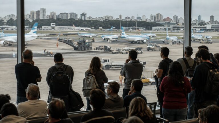 Aeroparque 55 saat kapanış öncesinde pist bakımını izleyen yolcular ve park halindeki uçaklar
