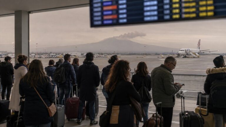 Catania Havalimanı Etna külü nedeniyle bekleyen yolcular ve pistin arkasındaki yanardağ
