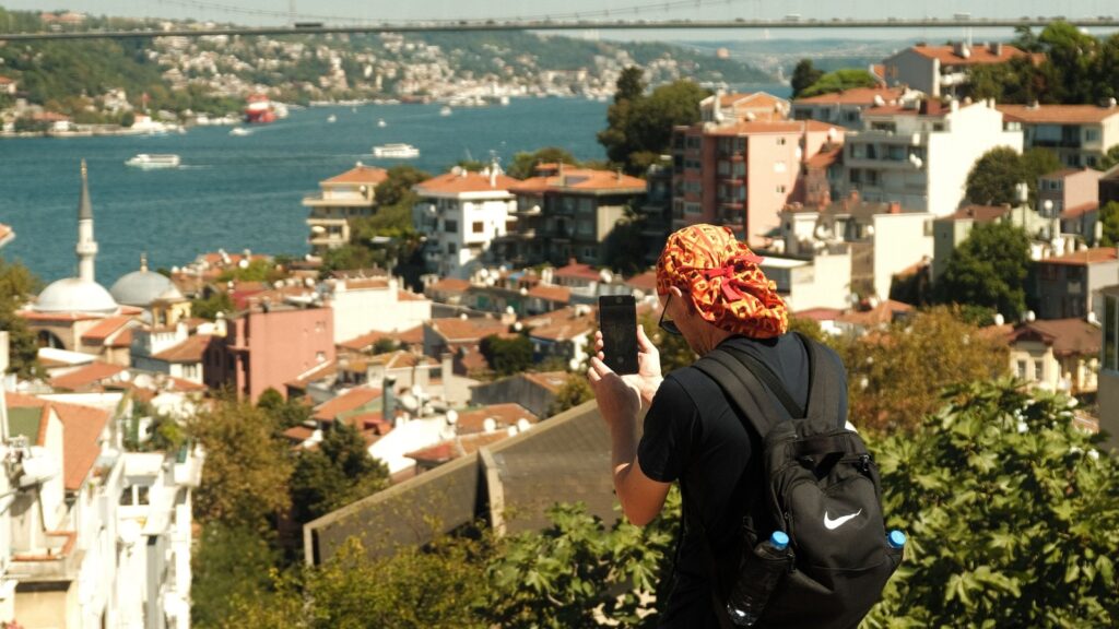 Viajero contemplando Estambul y el Bósforo durante un viaje por Turquía