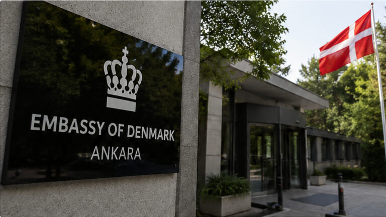 Danimarka vize kuyruğu haberinde Ankara’da vize başvurusu için evraklarıyla sıra bekleyen yolcular