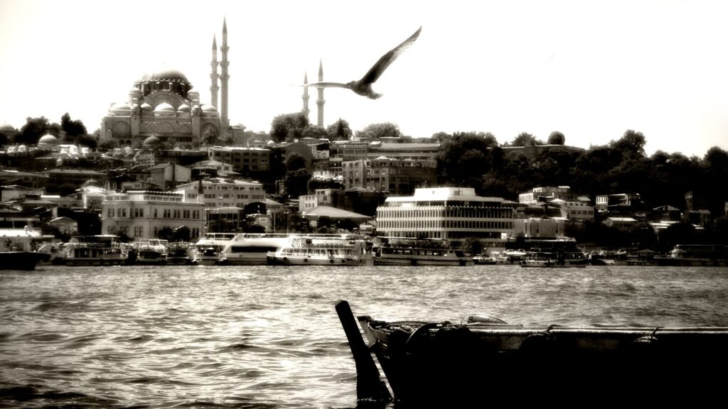 Sultanahmet visto desde el Bósforo para una guía sobre dónde alojarse en Estambul