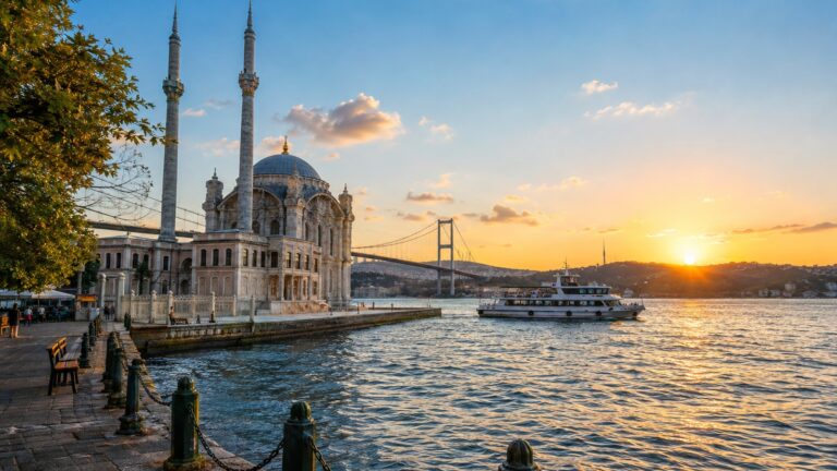 Vista editorial del Bósforo en Estambul para ilustrar la historia entre España y el Imperio otomano