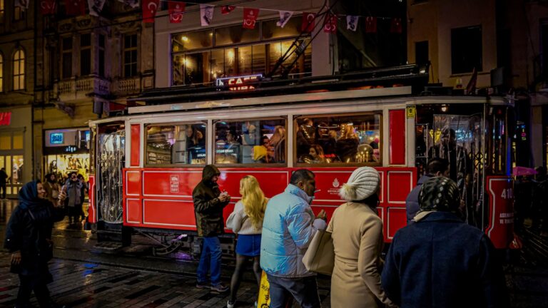 Estafas en Estambul: turistas caminando por la avenida Istiklal de noche
