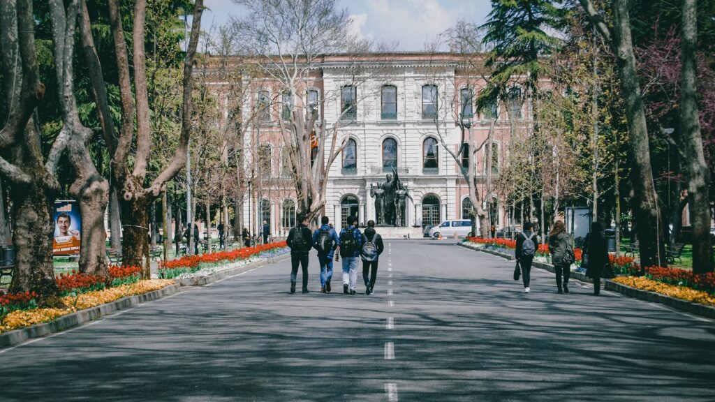 Estudiar en Turquía siendo español: estudiantes en un campus de Estambul