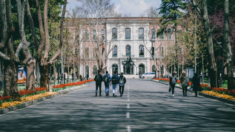 Estudiar en Turquía siendo español: estudiantes en un campus de Estambul