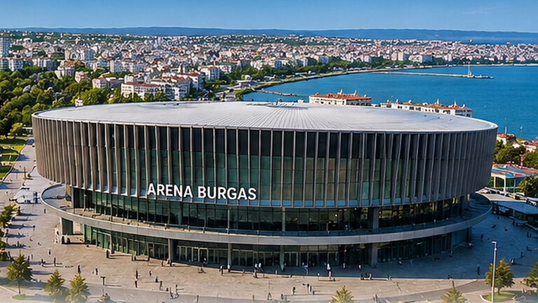 Eurovision 2027 Burgas seyahat rehberi için Karadeniz kıyısındaki Burgas’ta valiziyle yürüyen Türk gezgin