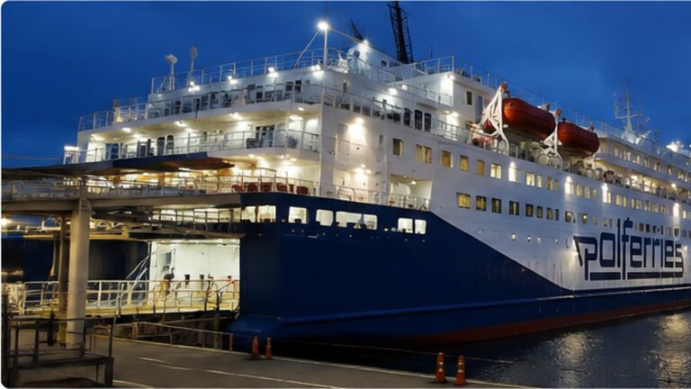 Gdańsk Karlshamn feribot hattı için gece seferi yapan feribot ve liman