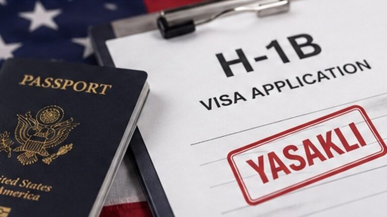 ABD bayrağı önünde pasaport ve H-1B başvuru belgesinde yasaklı damgası