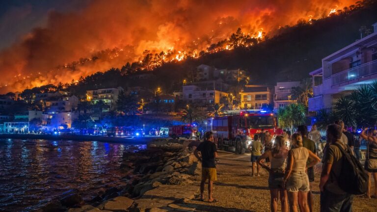 Hırvatistan Omiš yangını gece kıyıya inerken tahliye edilen turistler ve itfaiye ekipleri