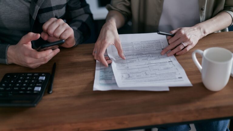 Personas revisando documentos y cálculos fiscales para vivir en Turquía