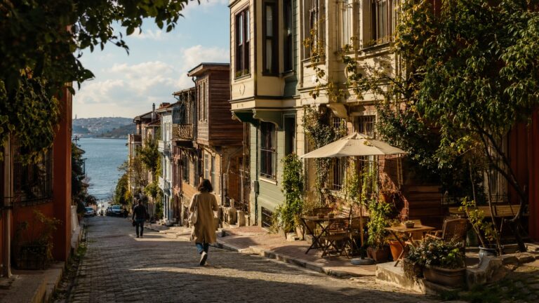 Calle con casas históricas y vista al Bósforo en Estambul
