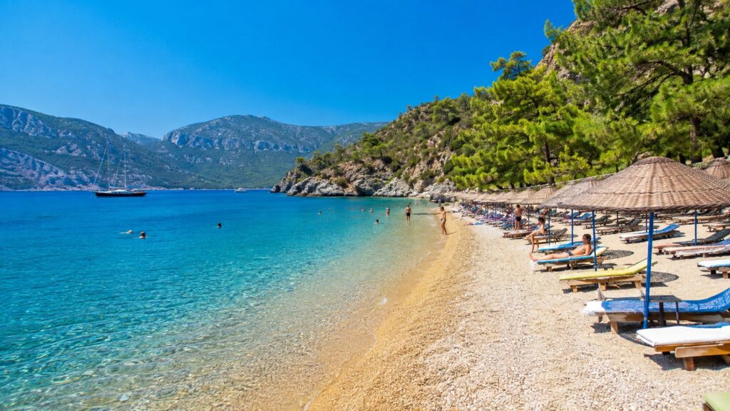 Playa de agua turquesa y costa mediterránea de Turquía vista desde arriba