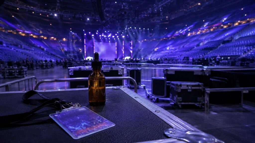 Moroccanoil Eurovision sponsorluğu sona ererken boş salondaki kozmetik yağı şişesi