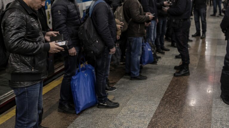 Birkaç saatte metroda 140 yabancıyı yakaladılar: Hepsini sınır dışı edecekler