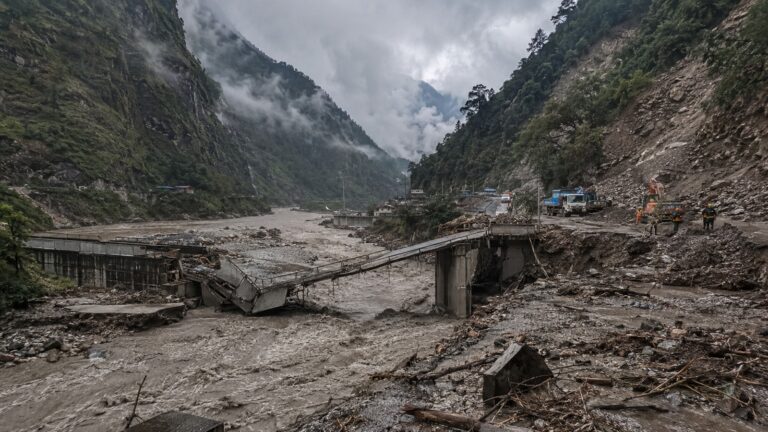 Nepal sel felaketi sonrası Rasuwa vadisinde yıkılan köprü ve taşkın nehri