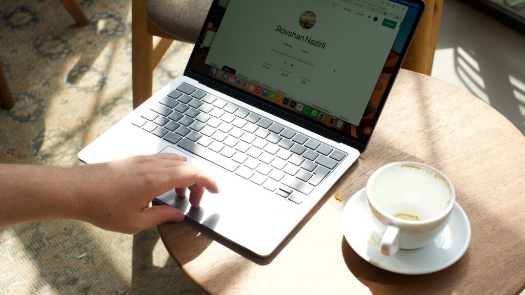 Nómada digital trabajando con un portátil en una cafetería de Estambul