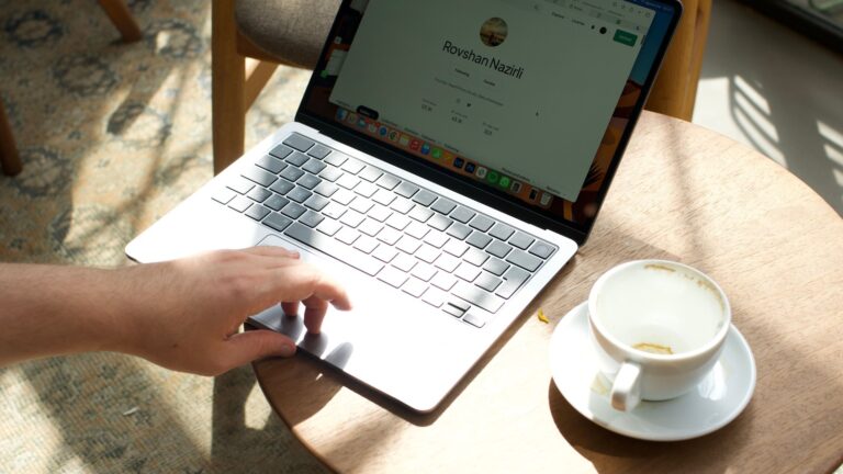 Nómada digital trabajando con un portátil en una cafetería de Estambul