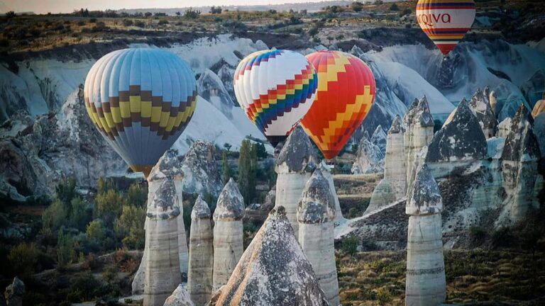 Globos sobre el paisaje de Capadocia durante una ruta por Turquía