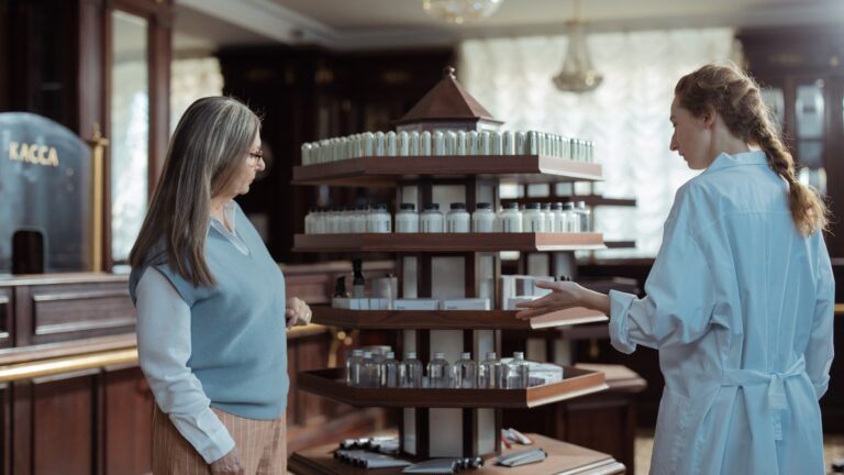 Sanidad en Turquía con una viajera consultando a una farmacéutica durante el viaje