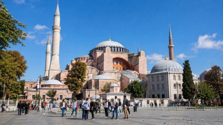 Vista exterior de Santa Sofía en Estambul con visitantes en la plaza