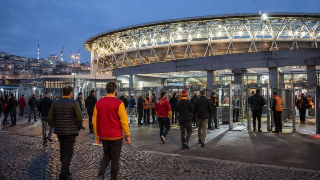 Ambiente de un estadio de fútbol en Estambul antes de un partido