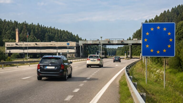 Schengen vizesinin tarihi için Avrupa sınır kapısı ve açık otoyol görünümü