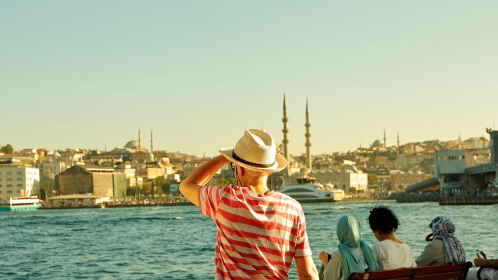 Seguro de viaje para Turquía: turista frente al Bósforo en Estambul