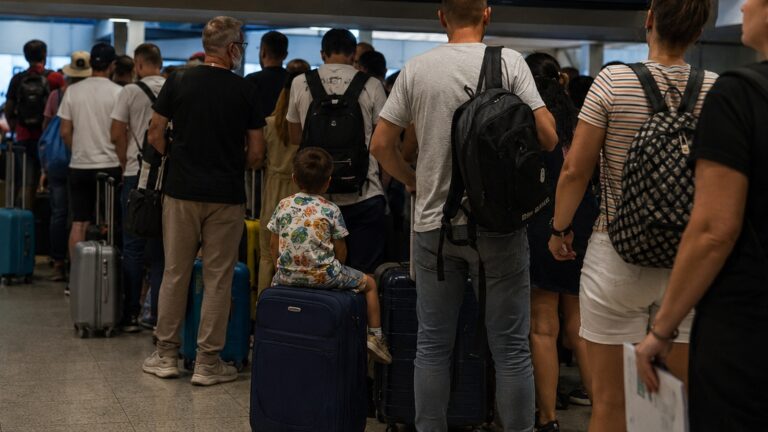 SunExpress XQ300 bagaj krizi sırasında Antalya Havalimanı terminalinde valizleriyle bekleyen yolcular