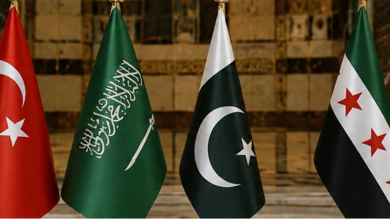 Suriye Mekke Savunma Anlaşması haberinde Türkiye, Suudi Arabistan, Pakistan ve Suriye bayraklarını gösteren fotogerçekçi temsili diplomatik sahne