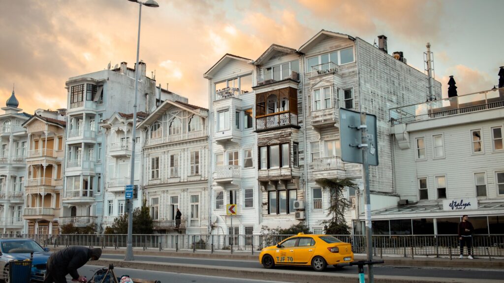 Taxi amarillo circulando por una calle de Estambul junto a edificios históricos