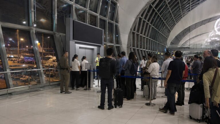 Bangkok Suvarnabhumi Havalimanı biniş alanında yolcular ve güvenlik görevlileri