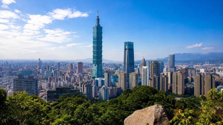 Tayvan dijital göçebe vizesi haberinde Taipei 101 ve Taipei şehir manzarası