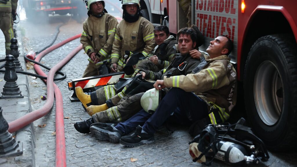 Teléfonos de emergencia en Turquía: bomberos de Estambul tras una intervención