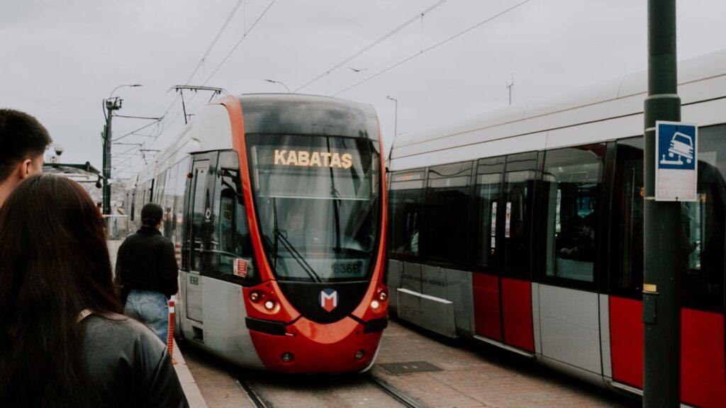 Transporte público en Estambul con pasajeros esperando un tranvía en Kabataş
