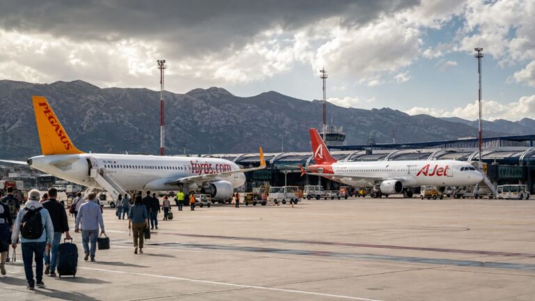 KKTC ek seferleri kapsamında havalimanı apronunda yolcu uçağı ve yer operasyonu
