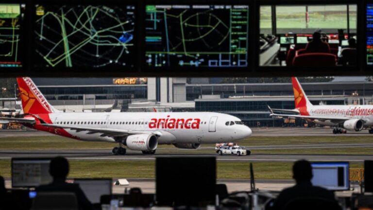 Kontrol ekranları arızalandı, uçakları radarsız yönlendirdiler