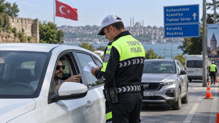 Control de tráfico en Turquía con un agente revisando la documentación de un conductor