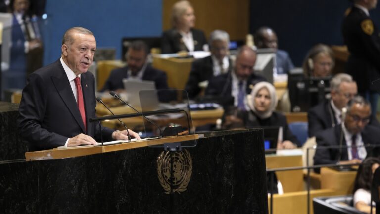 Erdoğan BM Yunan basını kapsamında Cumhurbaşkanı Erdoğan’ı Birleşmiş Milletler kürsüsünde tasvir eden temsili görsel