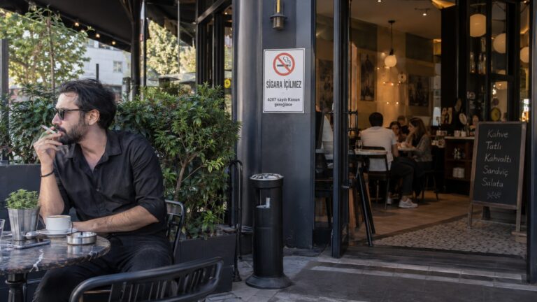 Fumar en Turquía: hombre fuma fuera de un café mientras el interior permanece libre de humo