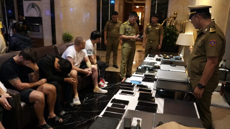 Laos otel operasyonu sırasında otelde gözaltındaki kişiler ve ele geçirilen elektronik cihazlar