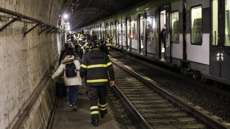 Tren tünelde kaldı: 400 yolcuyu raylardan çıkardılar