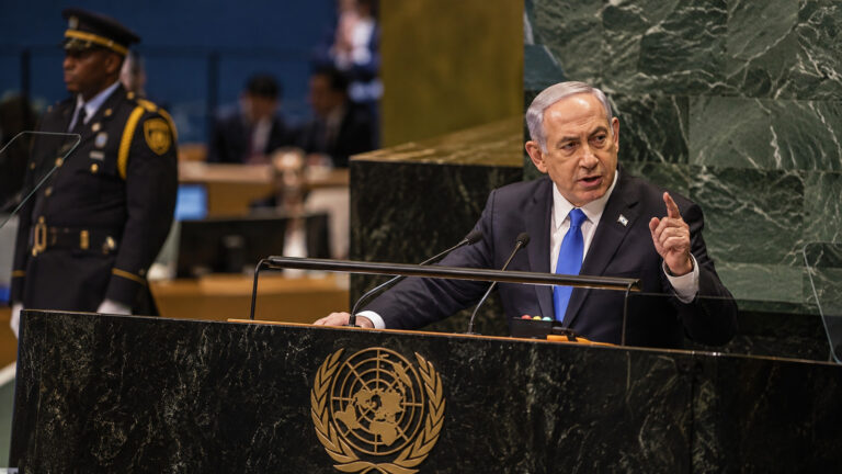 Netanyahu Katar için hazırlanan temsili görselde BM Genel Kurulunda kürsüde konuşan Netanyahu’yu temsil eden bir sahne